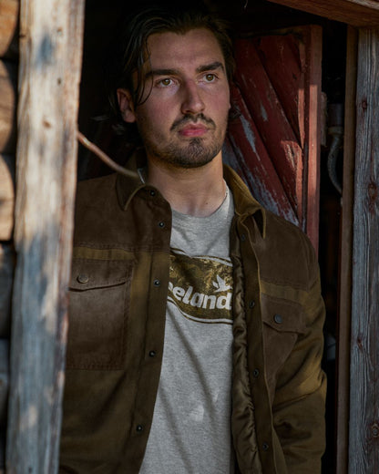 Pine Green coloured Seeland Vancouver Shirt on indoor background 
