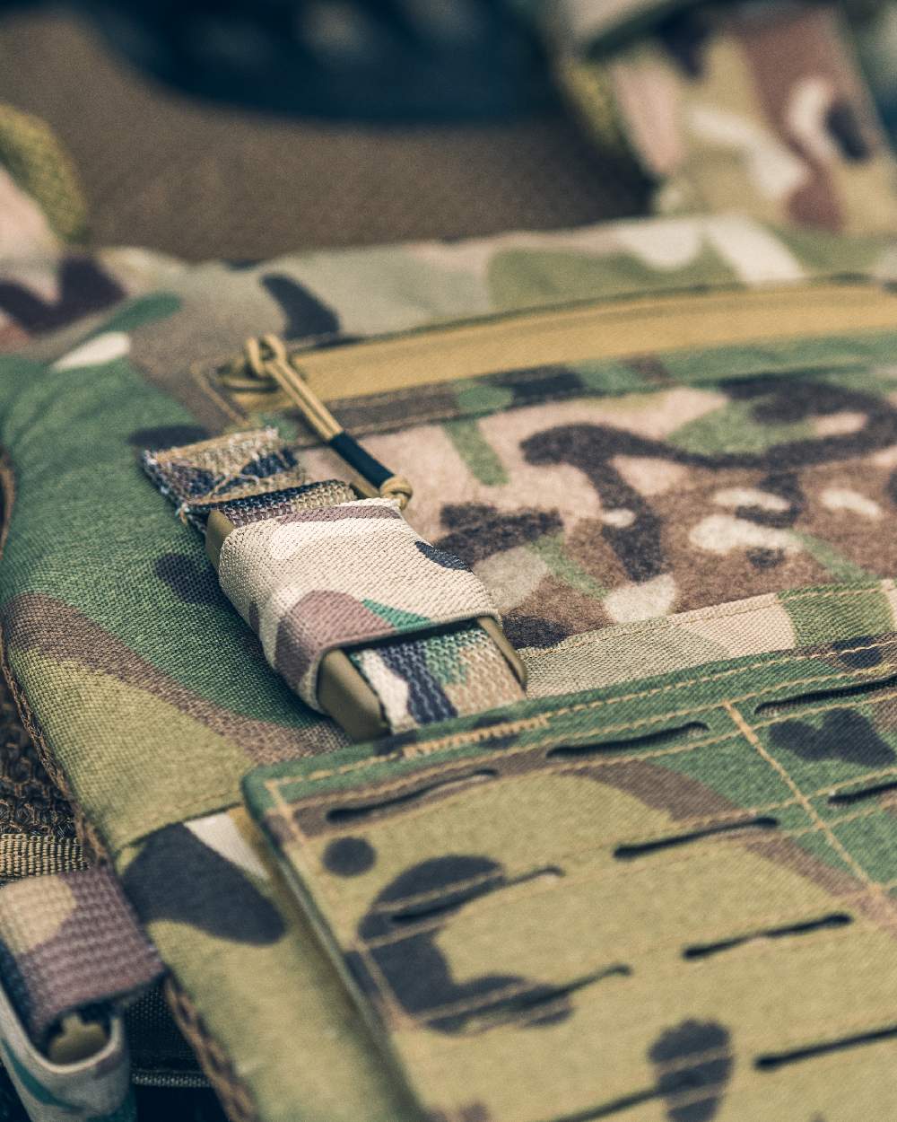 VCAM Coloured Viper VX Buckle Up Carrier Gen2 on blurry background 