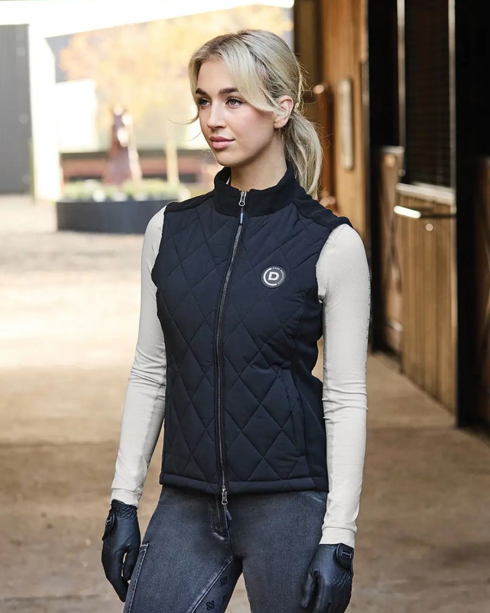 Black Coloured Dublin Quinn Quilted Bodywarmer On A Stables Background