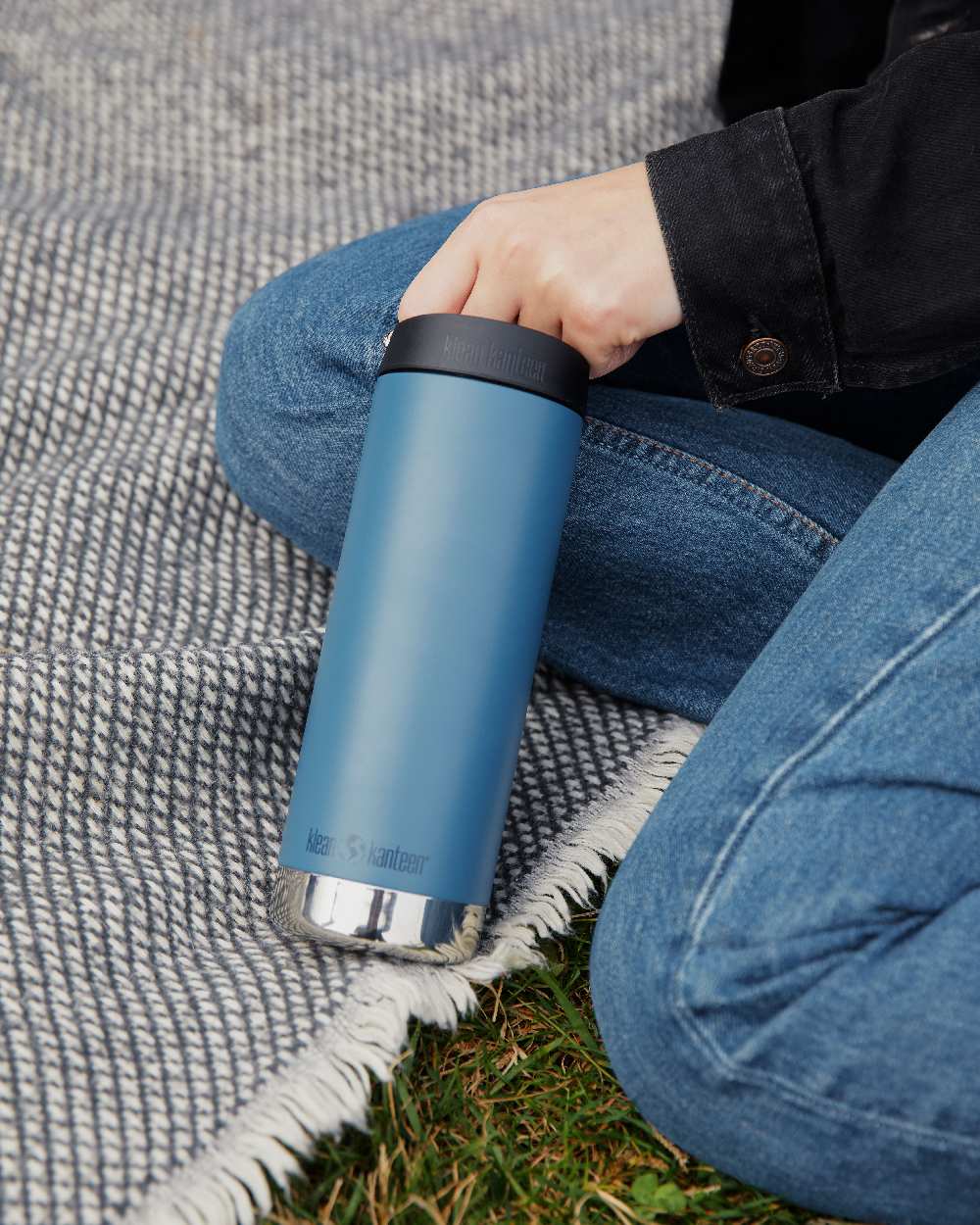 Real Teal Coloured Klean Kanteen Insulated TKWide With Cafe Cap On A Grass Background 