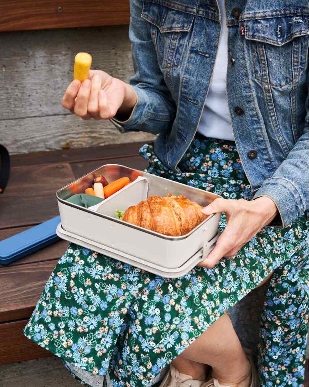 Tofu Coloured Klean Kanteen Rise 1626ml Meal Box On A Bench Background 