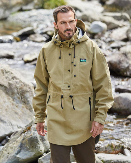 Faded Teak Coloured Ridgeline Mens Monsoon Nunatak Smock On Hills Background