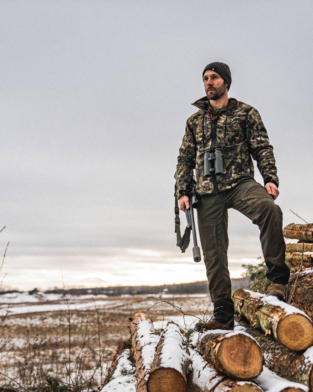 Light Pine/InVis Green Coloured Seeland Rogue Reversible Fleece Jacket On A Forest Background 