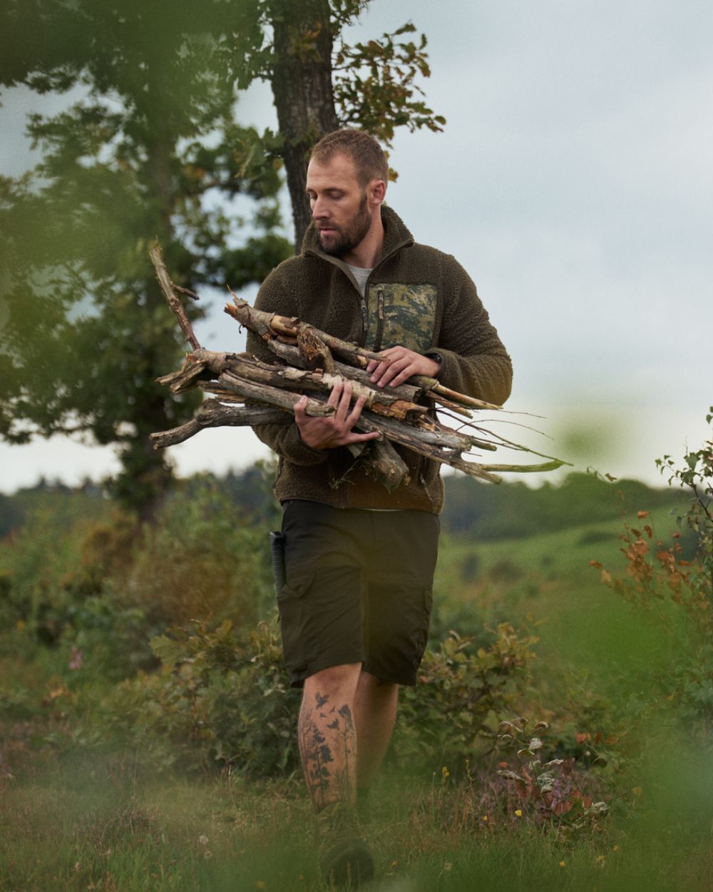 Grizzly Brown Coloured Seeland Zephyr Camo Fleece Jacket On A Forest Background