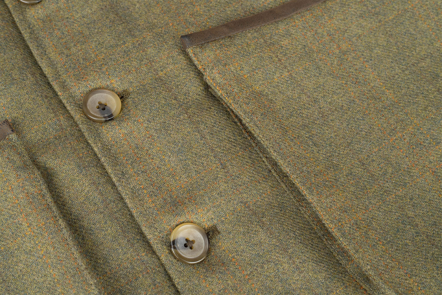 Button fornt Hoggs of Fife Kinloch Technical Tweed Field Waistcoat | Autumn Bracken